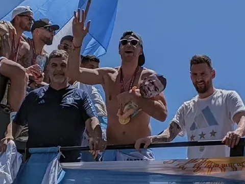 Nhạo báng Mbappe, Emi Martinez khiến chủ tịch Pháp sôi máu