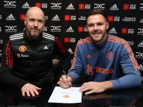 Nhìn Arsenal, mới thấy Man United đã đúng