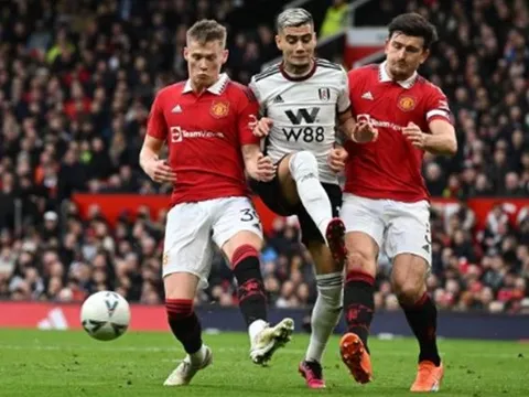 Nhìn Messi, ngẫm về Maguire và McTominay