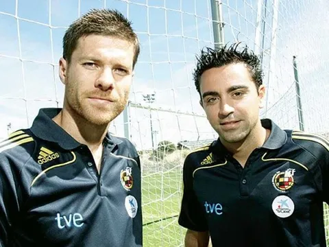 Nhìn Xavi, mới thấy quyết định đúng đắn của Xabi Alonso