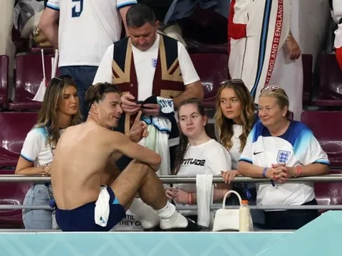 Niềm vui nhân đôi, tuyển Anh mừng thắng lợi bên cạnh người thân