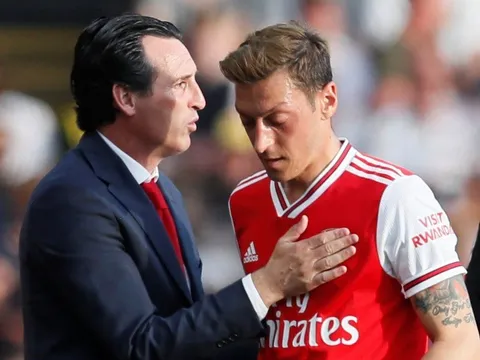 Sau tất cả, Emery tuyên bố lý do "giam cầm" Ozil tại Arsenal