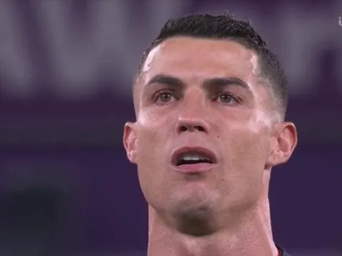 Ronaldo rơm rớm nước mắt