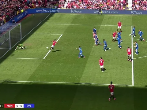 "Lời nguyền hậu vệ phải tại Old Trafford lại tiếp diễn"