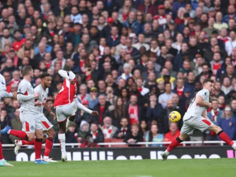 Nketiah lập hat-trick, Arsenal vươn lên ngôi nhì bảng