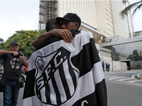 Nỗi buồn của CĐV Brazil khi Pele qua đời