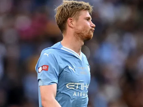 Nối gót Varane, De Bruyne chỉ trích luật bù giờ mới