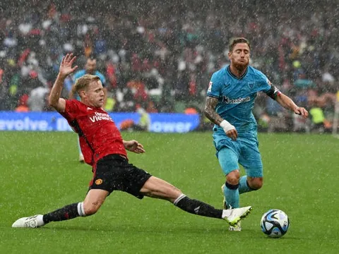 Thảm hại Van de Beek