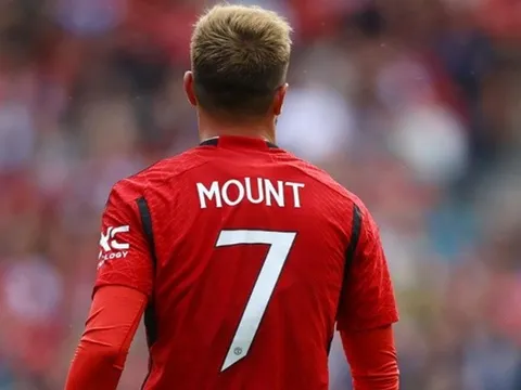NÓNG! M.U bỏ qua tiền vệ trẻ hàng đầu vì Mason Mount