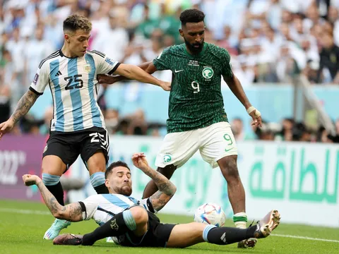 CĐV M.U nổi đóa với HLV Argentina: "Martinez dự bị là tội ác"