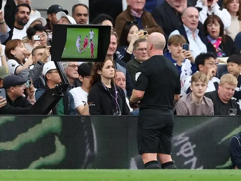 Trọng tài Ngoại hạng Anh đang biến VAR trở thành trò cười