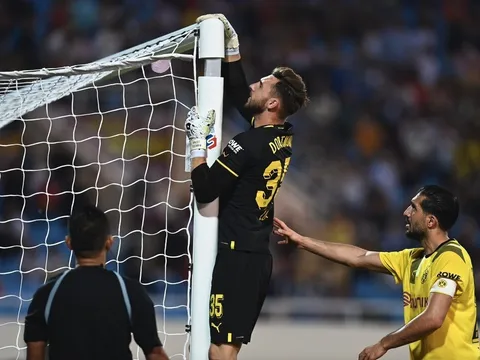 Nữ HLV Dortmund bật cười vì sự cố khung thành trên sân Mỹ Đình