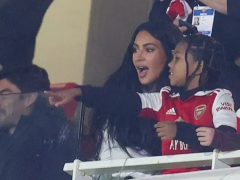 Nữ minh tinh dự khán tại Emirates khiến CĐV phát cuồng