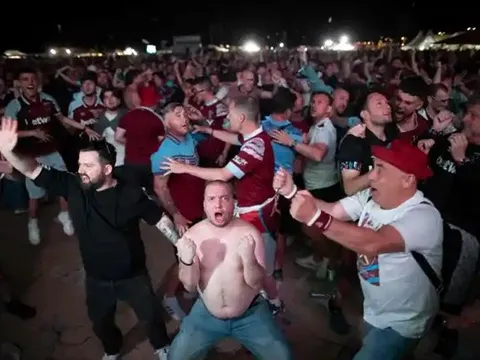 Nước mắt đã rơi, 'sóng người' West Ham làm loạn Praha