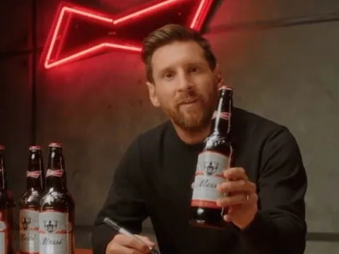 Nhận bia của Messi, Oblak và Buffon lập tức phá vỡ im lặng