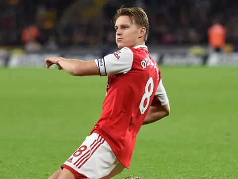 Alan Smith 'ngả mũ' với nhạc trưởng Arsenal