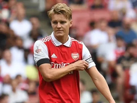 Rio Ferdinand 'quay xe' với Odegaard