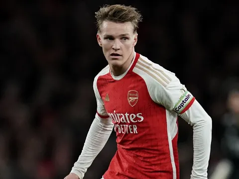 Odegaard âm thầm hơn để giúp Arsenal rực cháy