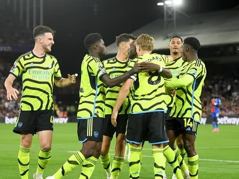 Odegaard cứu rỗi Arsenal trong ngày Tomiyasu hóa 'báo thủ'