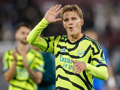 Odegaard không dám ăn mừng vì…Carragher