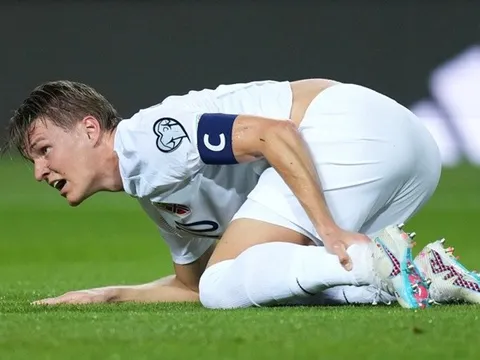 Odegaard nhăn mặt sau cú vào bóng ác ý