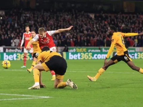 Odegaard nổ cú đúp, Arsenal cho Man City "ngửi khói"