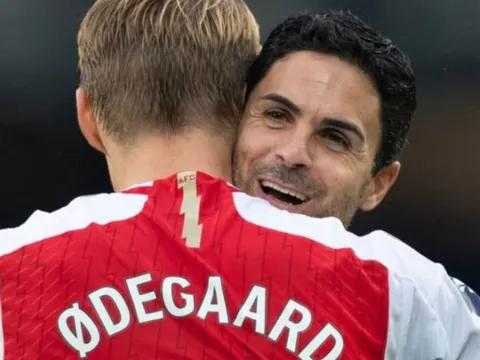 Odegaard phản ứng khi Ramsdale phải dự bị