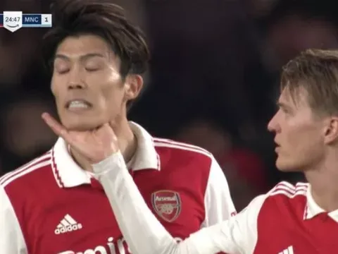 Odegaard phản ứng với sai lầm chết người của Tomiyasu