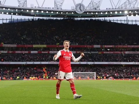 Odegaard thể hiện điều hiếm có trong ngày Arsenal ngược dòng