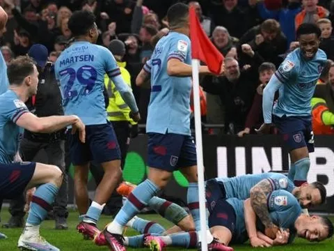 CHÍNH THỨC! Đội bóng đầu tiên thăng hạng Premier League 2023/24