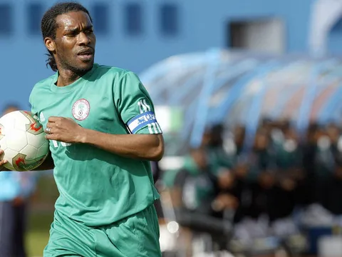 Ronaldinho tiếc nuối khi sao PSG chuyển đến Anh