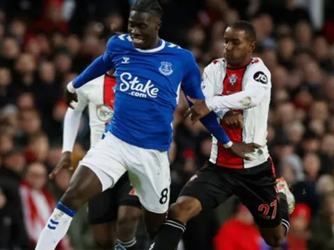 Man United tăng tốc theo đuổi 'máy quét' cao 1m95