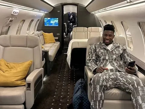 Onana nhanh chóng lên máy bay rời Man Utd