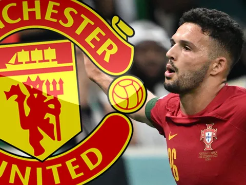 Ten Hag vừa nhận cú tát đau điếng từ Man Utd trên TTCN
