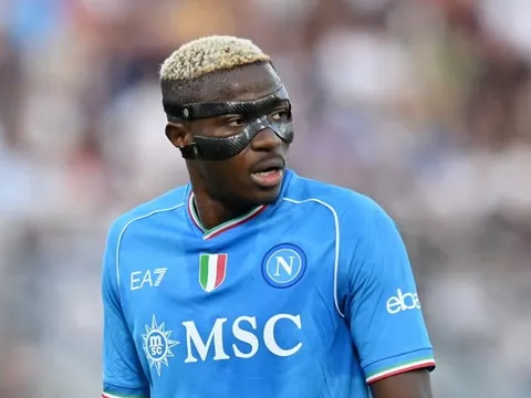 Osimhen châm ngòi cho cuộc chiến khốc liệt ở Premier League