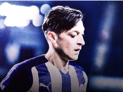Ozil bị gọi tên trên mạng xã hội khi tuyển Đức che miệng chụp ảnh
