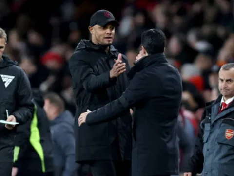 Thua trận, Kompany nói thẳng cách huấn luyện của Arteta