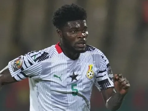 Partey đón cú hích trước trận Bồ Đào Nha