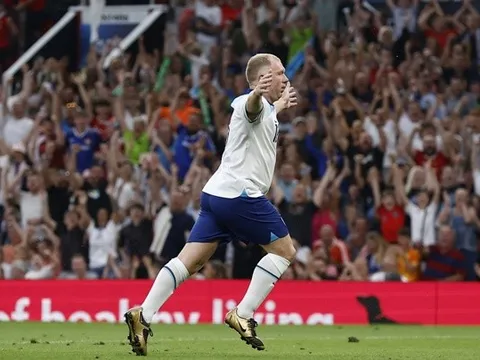 Paul Scholes sút xa ghi bàn rồi chấn thương