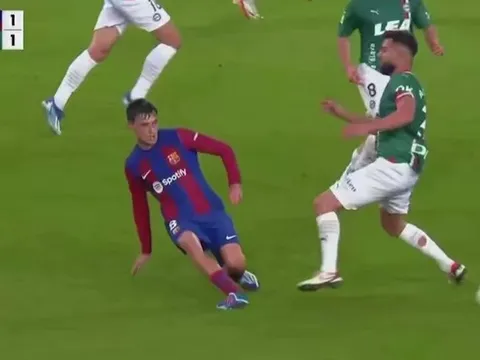 Pedri bị đạp mắt cá, Barca phẫn nộ