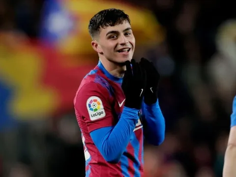 Pedri khiến Barcelona mắc thêm nợ