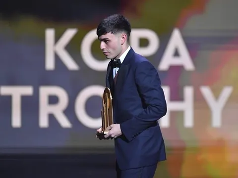 Pedri phá vỡ im lặng về Xavi và Messi