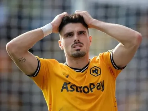 Pedro Neto có câu trả lời cho Liverpool