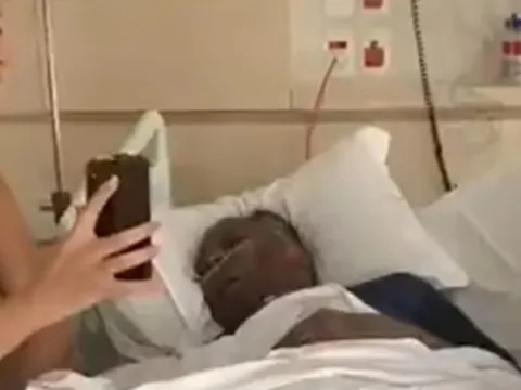 Pele nằm bất động trong cuộc gọi video