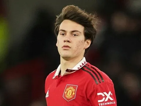Man Utd ra quyết định tàn nhẫn với Pellistri