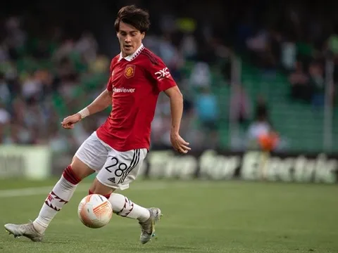 Man United từ chối để 'báu vật' rời đi