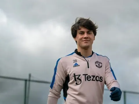 M.U có động thái bất ngờ với Facundo Pellistri