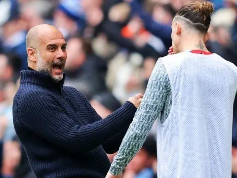 "Không biết sao Tsimikas  không đẩy Pep ra"