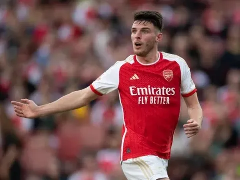 Pep chỉ ra cầu thủ 'đáng kinh ngạc' bên phía Arsenal