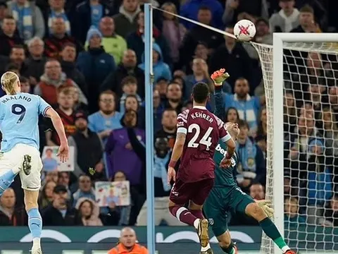 Pep Guardiola: "Một tiền đạo đặc biệt"